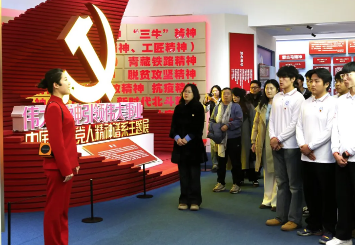 以“身”入景悟初心  以“创”赋能强党建——内蒙古展览馆第一党支部沉浸式党课活动  (发布时间：2025-12-01)