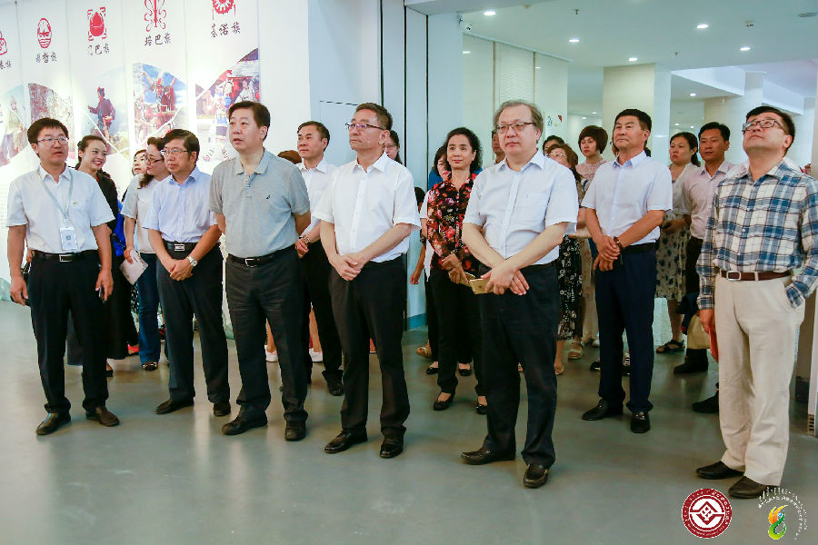 自治区党委常委、宣传部部长白玉刚,文化和旅游部非遗司副司长王晨阳,自治区党委宣传部常务副部长、文化厅党组书记周纯杰等领导参观展览.jpg