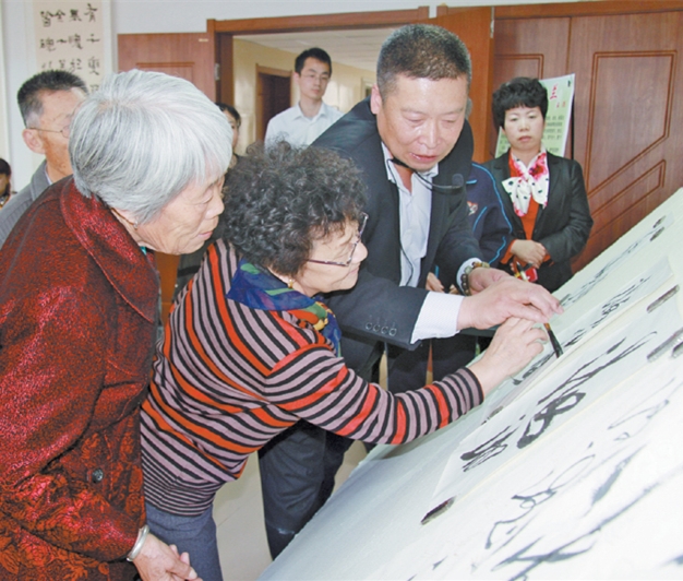 [图] 传统文化月月传（九）经典传承民族魂道德经典诵读启动暨展览馆道德讲堂开班仪式