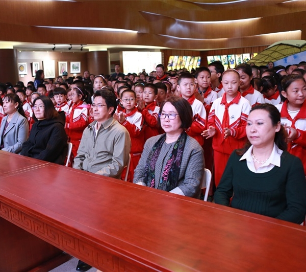 [图] “蒙古族服饰秀 传承人展示美” 在呼和浩特白塔国际机场闪亮