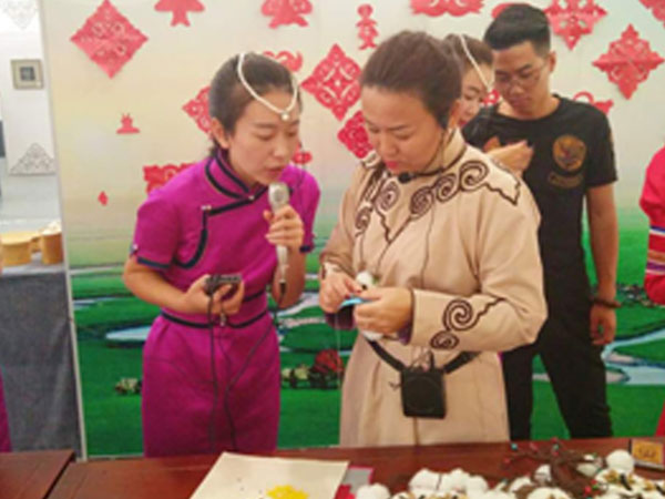 [图] 传统文化月月传（三十）——“赏灯猜谜看展览•敬老怀幼“