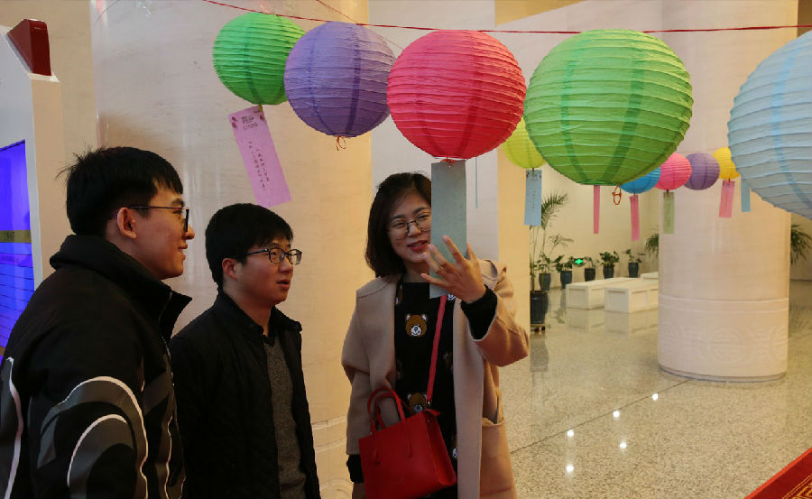[图] 传统文化月月传（三十）——“赏灯猜谜看展览•敬老怀幼“