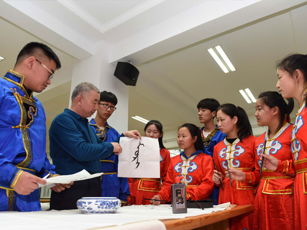 [图] 传统文化月月传（三十八）——蒙古族传统刺绣与现代应用