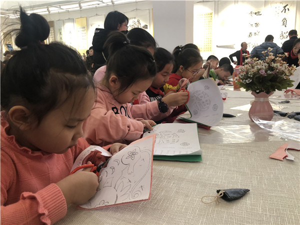 [图] 传统文化月月传（七十三）写春联 剪窗花——最红中国年