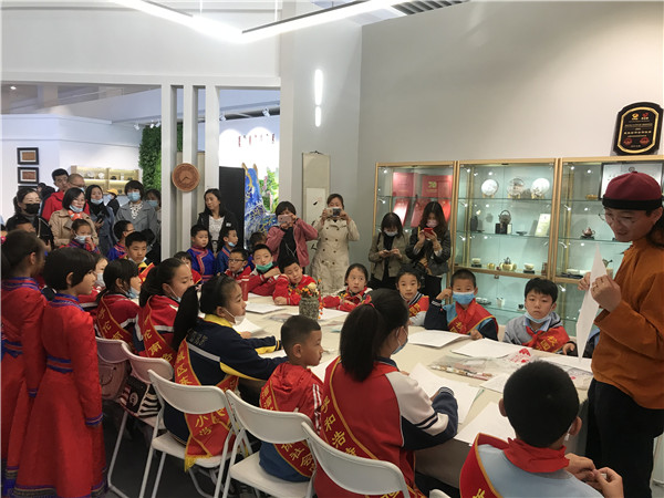 [图] 传统文化月月传（八十七）绘心释义——五彩斑斓绘唐卡