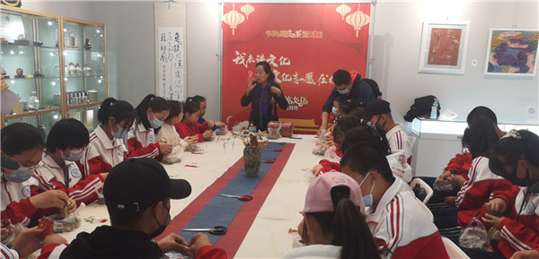 [图] 传统文化月月传（第88期）“芯”手“香”牵——科学防疫制香囊