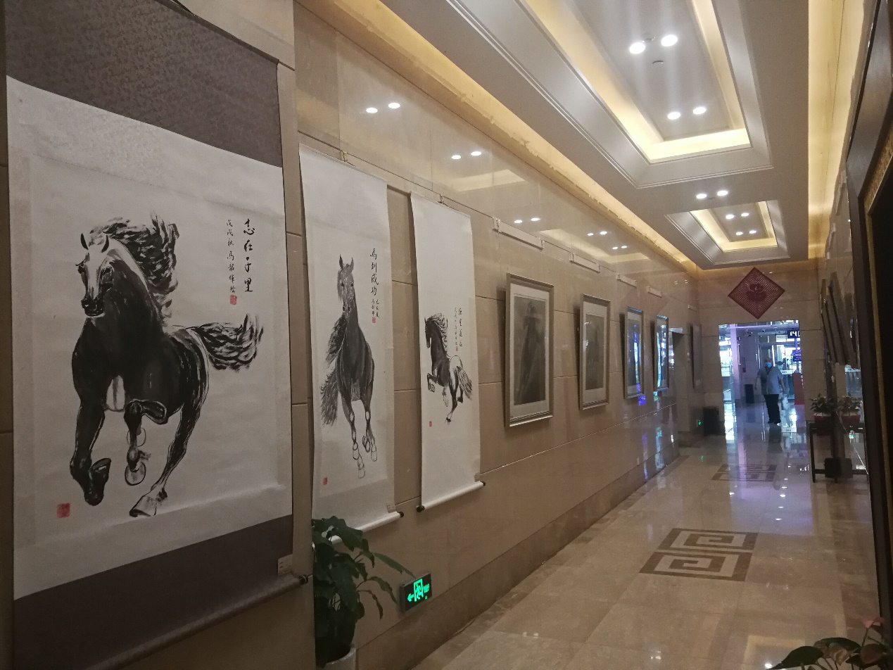 [图] 内蒙古展览馆在呼和浩特白塔国际机场举办“弘扬蒙古马精神国画展”
