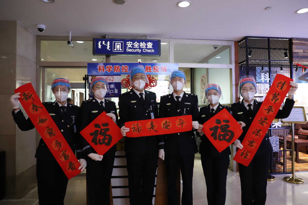 [图] 内蒙古展览馆在呼和浩特市白塔国际机场开展“2021写春联送祝福”活动