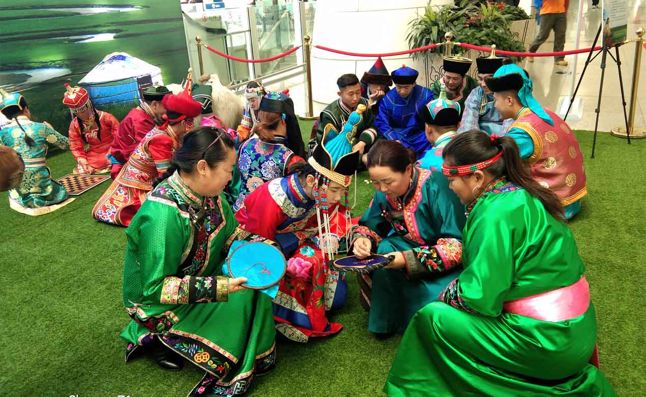 [图] 内蒙古展览馆在呼和浩特白塔国际机场举办“传承工艺 文化扶贫”迎国庆系列活动