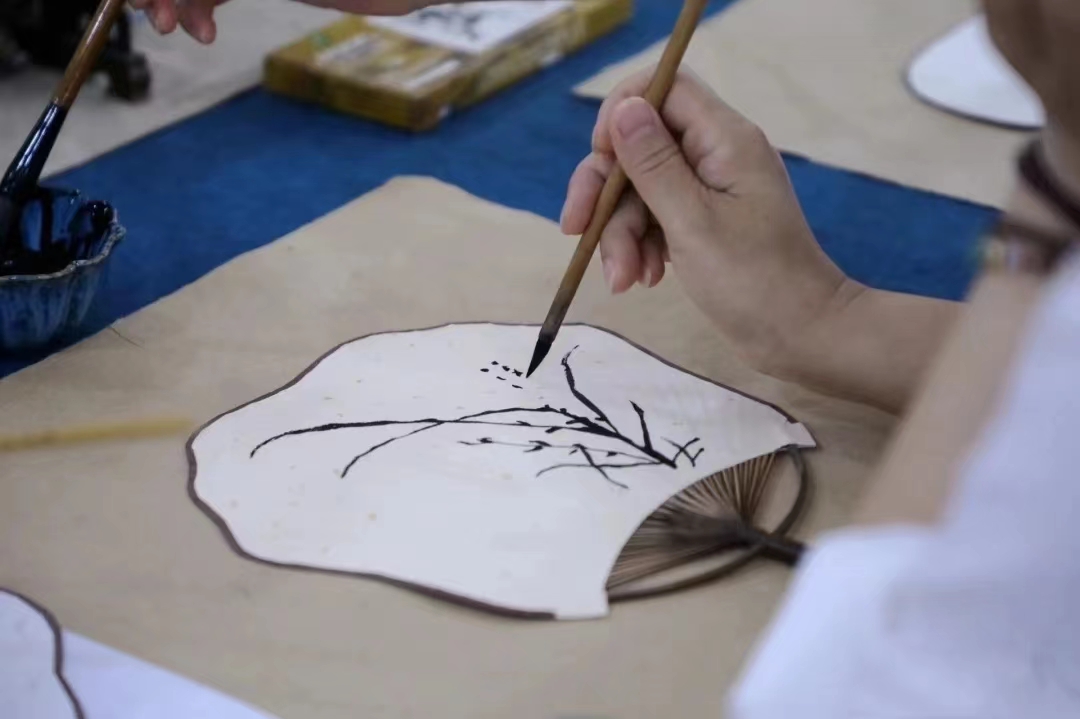 [图] 学习传统插花技艺、装点美好幸福生活，内蒙古展览馆的“三八”国际妇女节活动很有爱