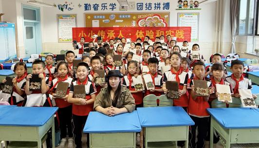[图] 开学第一课，非遗进校园 | “小小传承人”体验和实践开学季特别活动走进赛罕区东风路小学