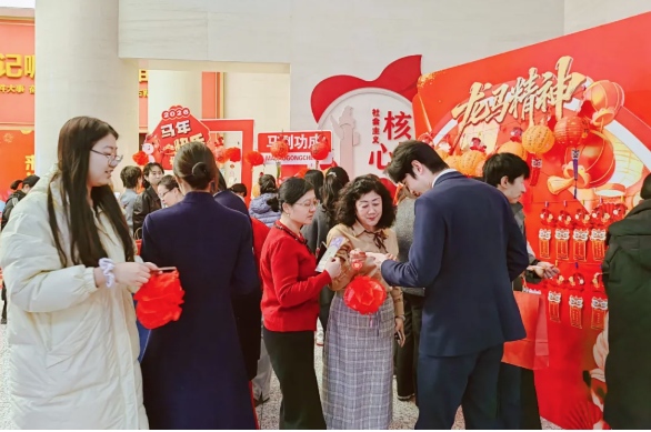 [图] 我们的节日·骏马追灯辞旧岁 万福纳喜贺新春——正月十五展览馆里闹元宵现场欢乐多