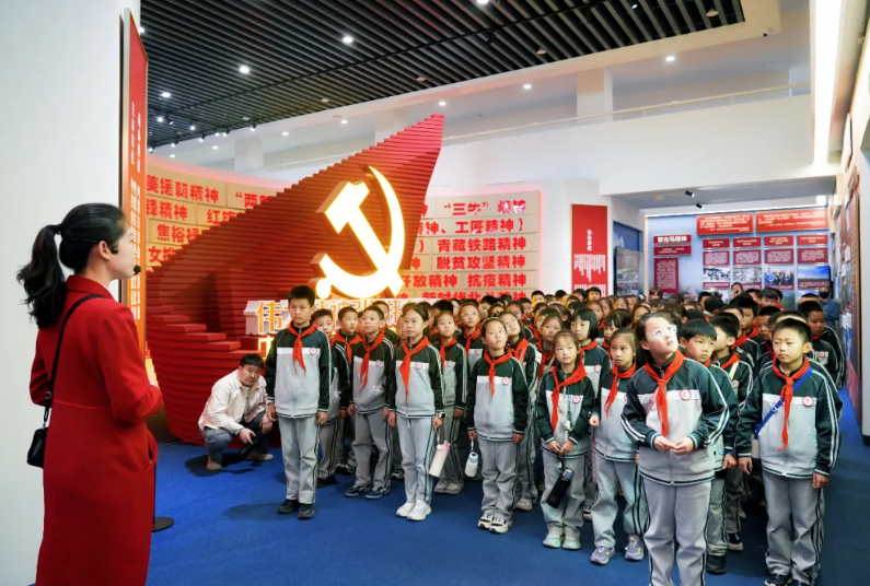 [图] 内蒙古展览馆开展五一劳动节特别活动——劳动淬炼成长 青春致敬匠心